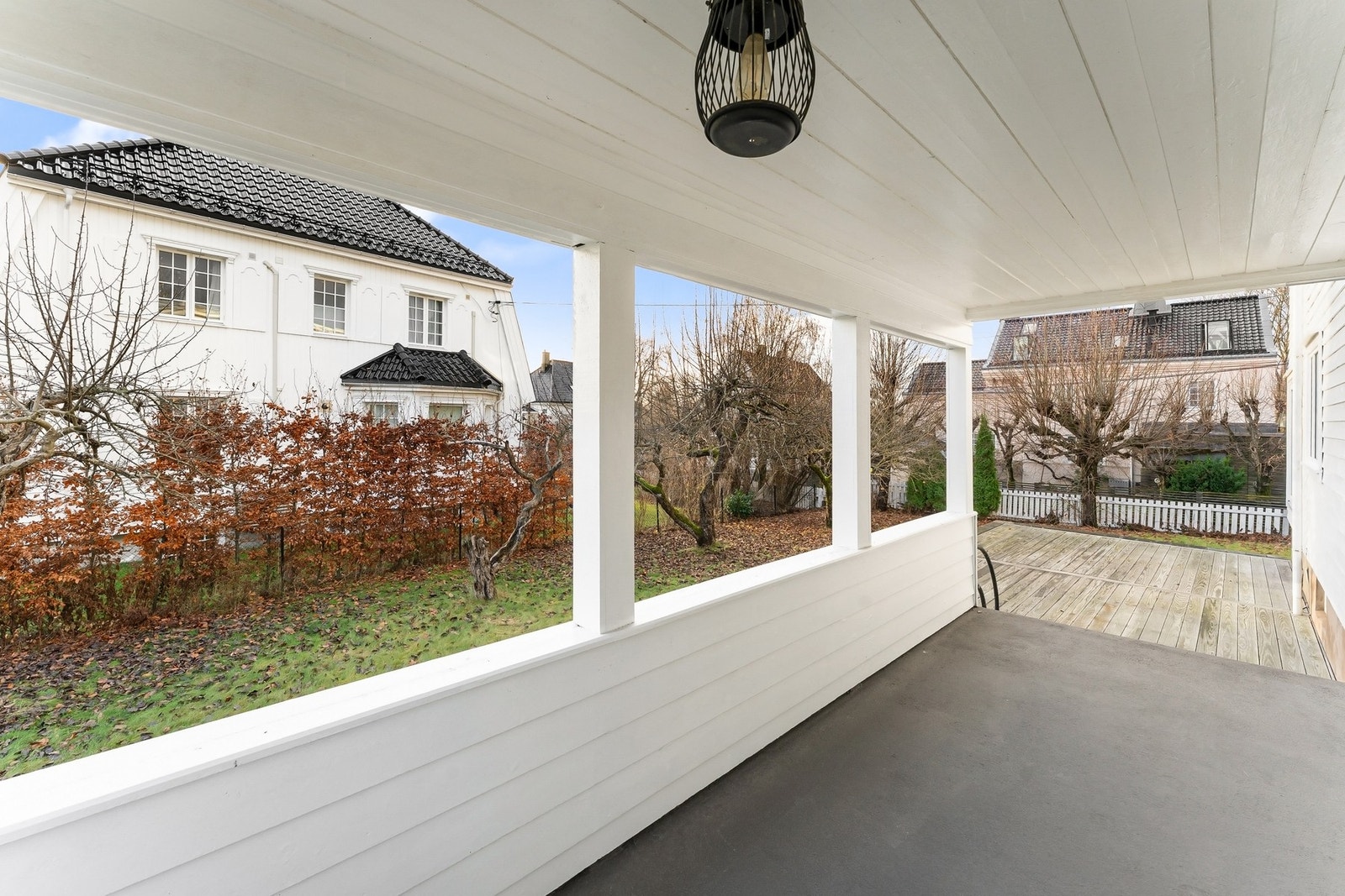 Fra boligens hovedetasje er det adkomst til en stor terrasse på 80 m². Galleribilde