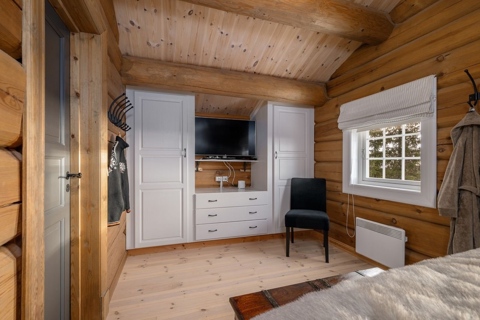 Soverom 4 i 2. etg har god plass til oppbevaring. Designet for TV og det er uttak for bredbånd (fiber) Galleribilde