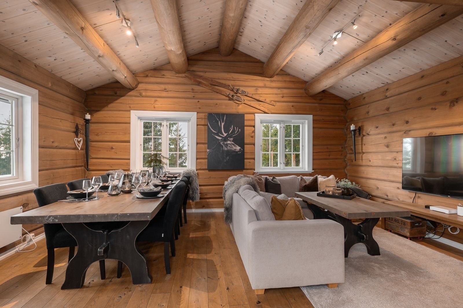 Stor stue og spiseplass, med mange muligheter for å innrede. Galleribilde