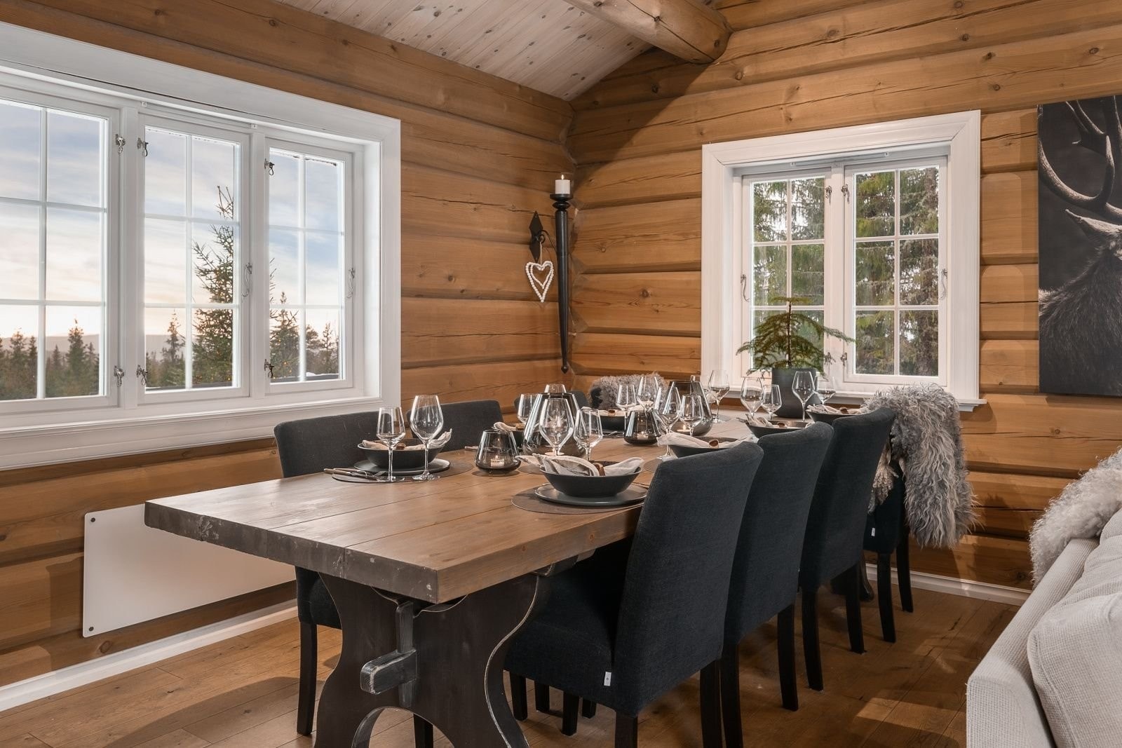 Spisesstuen har plass til mange. Galleribilde