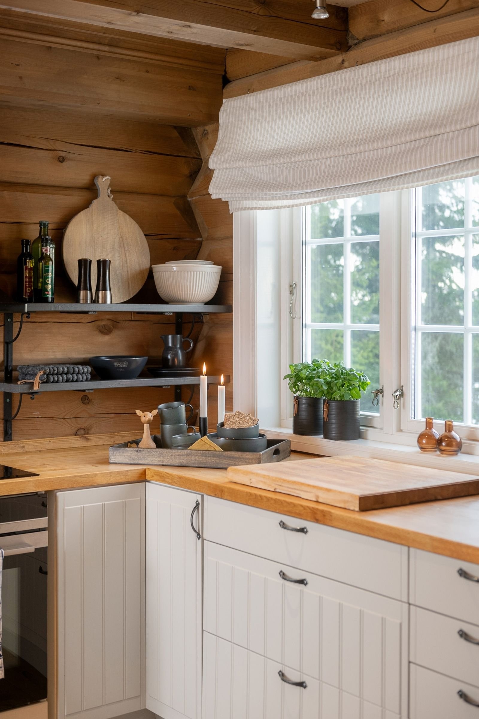 Hyggelig utsikt fra kjøkkenvinduet for dem som lager mat. Galleribilde