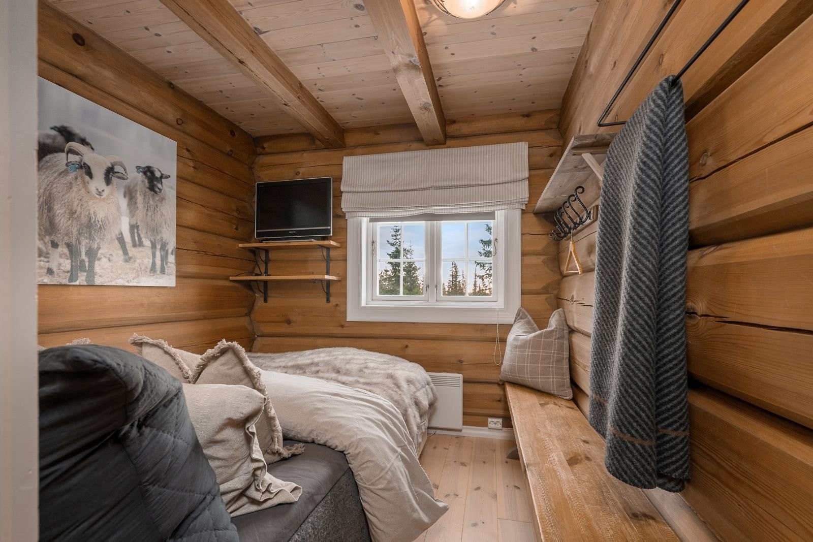 Soverom 1 i 1. etg. - med en god dobbeltseng. Galleribilde