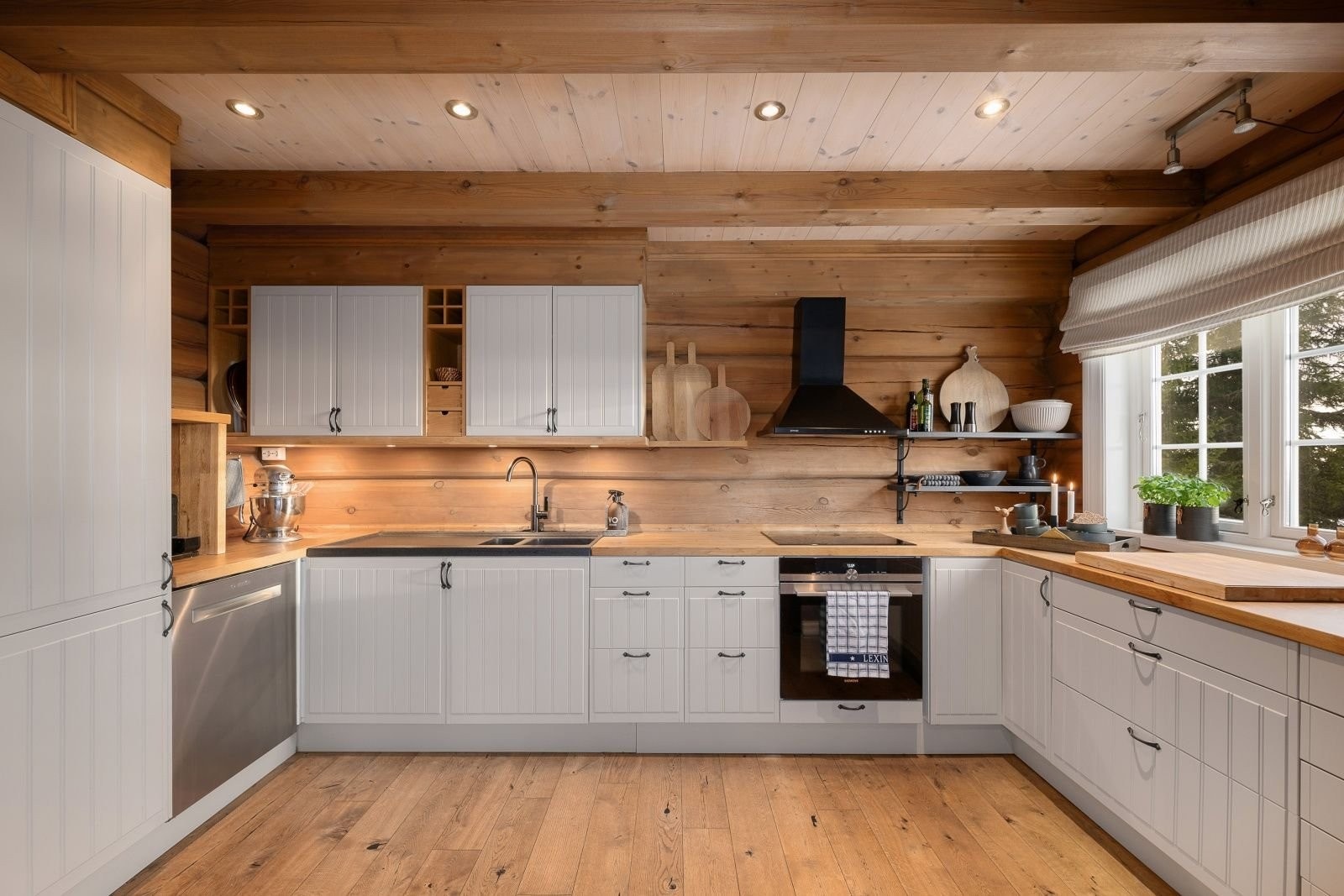 Et stort og praktisk kjøkken. Galleribilde