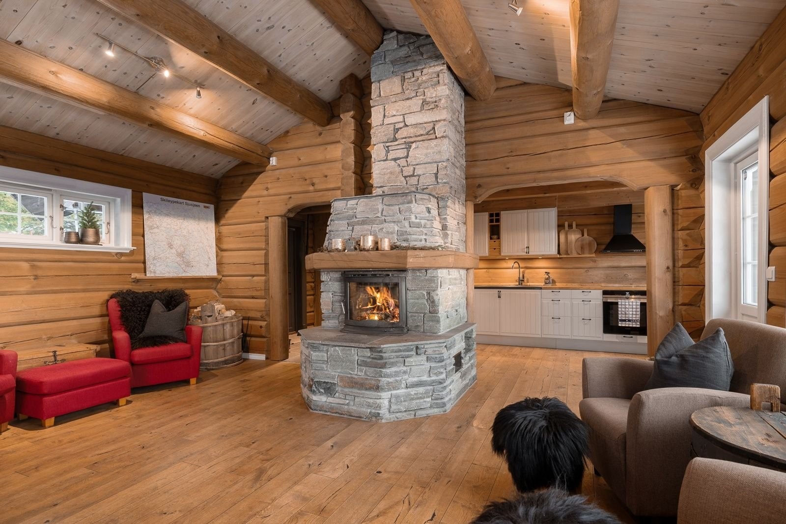 Det er god plass til store lenestoler foran peisen. Galleribilde