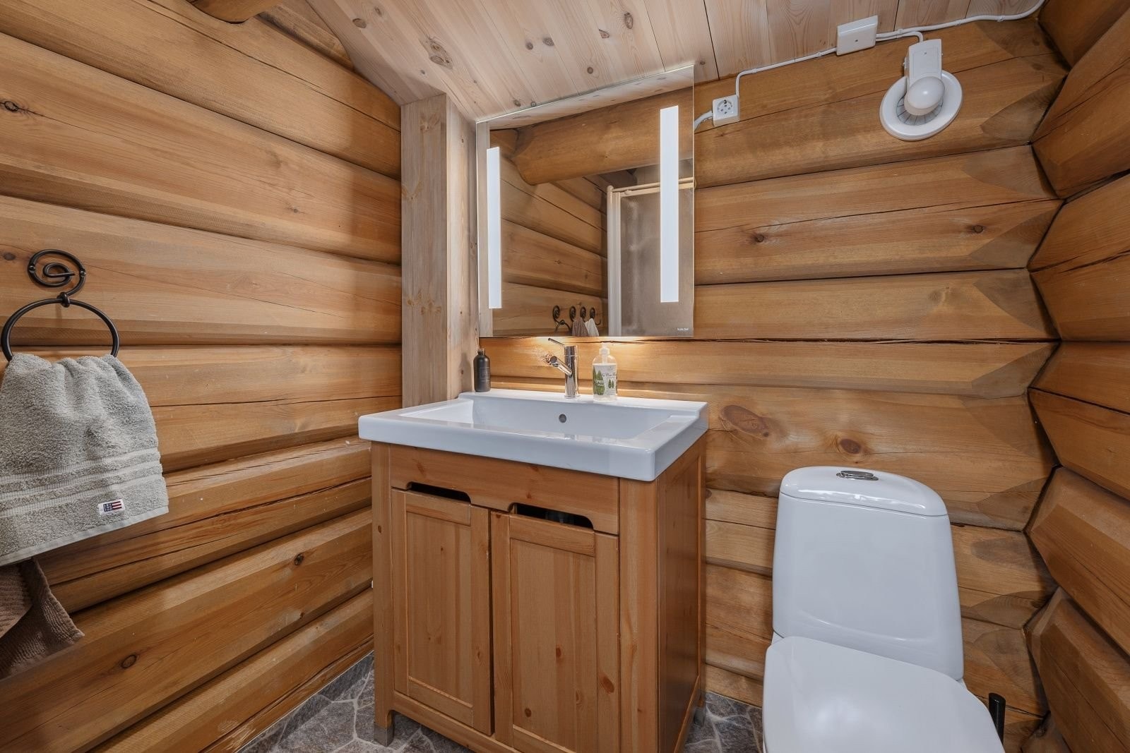 Bad/toalett 2. etg. med god plass og godt lys. Galleribilde