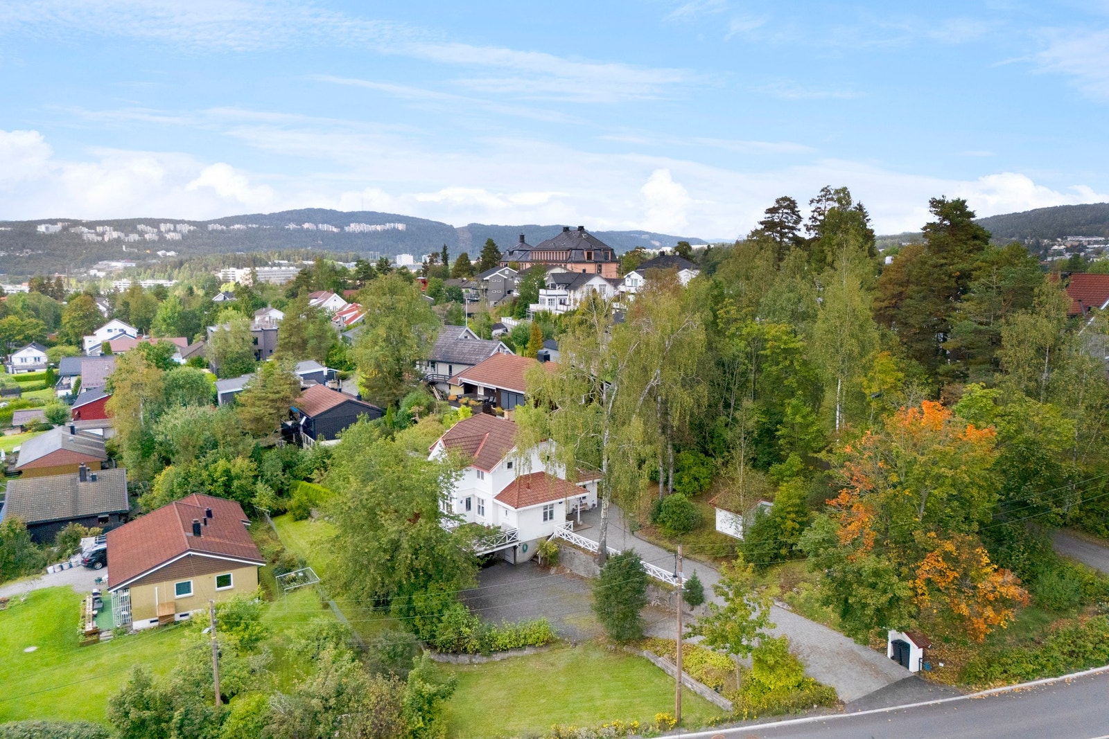 Eiendommen er omgitt av velholdte boliger og godt beplantede grøntområder. Galleribilde