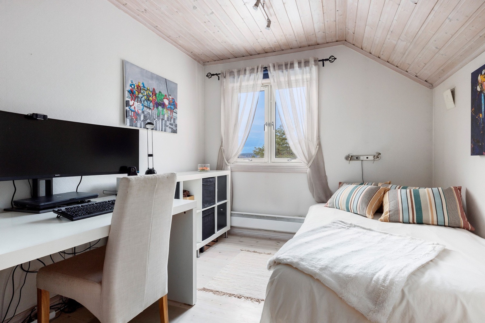 Soverom 2 har gode lysforhold og en lun stemning, og fungerer utmerket som et ekstra oppholdsrom. Galleribilde