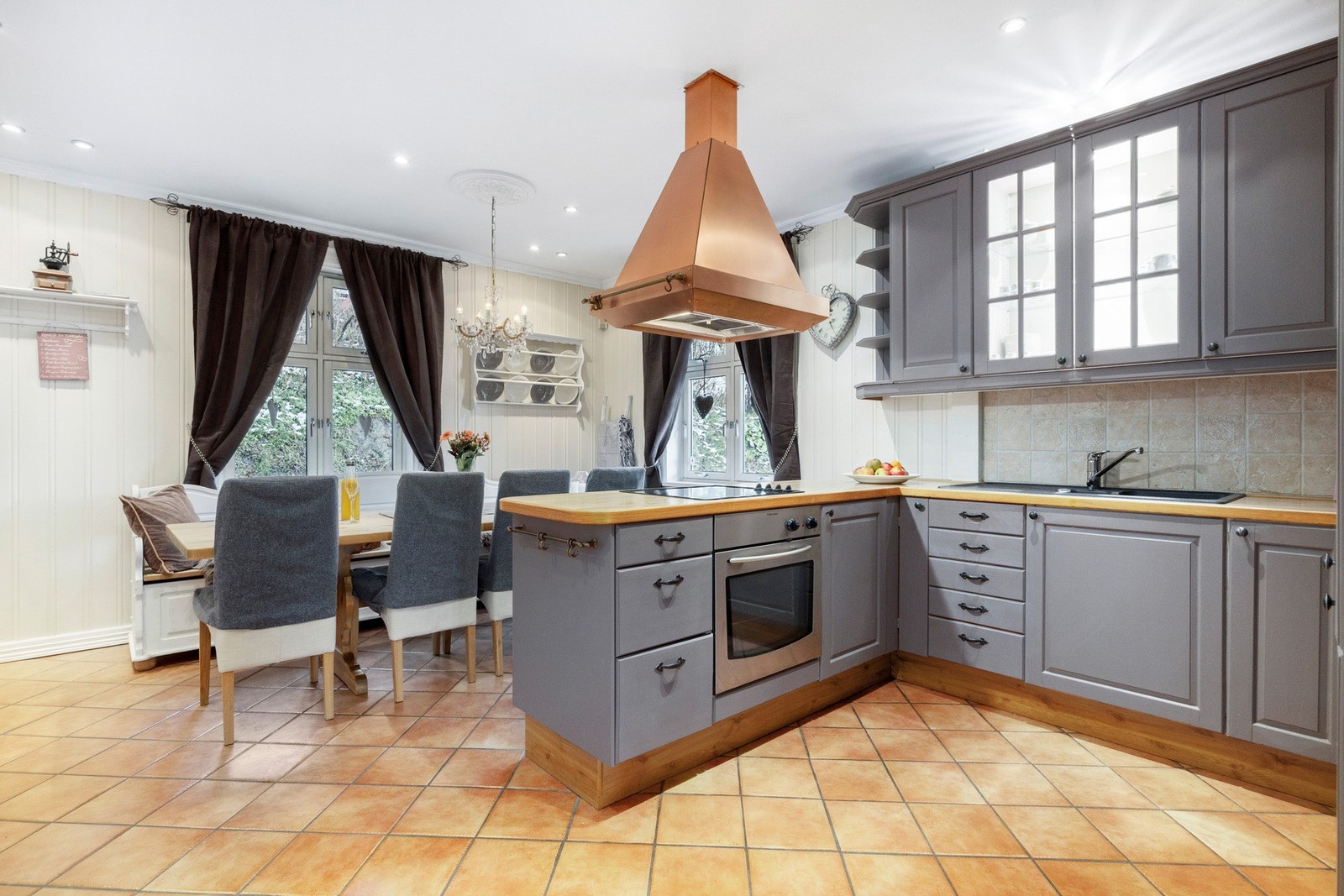 Fra rommet er det enkel tilgang videre til både stuen og vaskerommet, noe som gjør planløsningen praktisk i bruk. Galleribilde