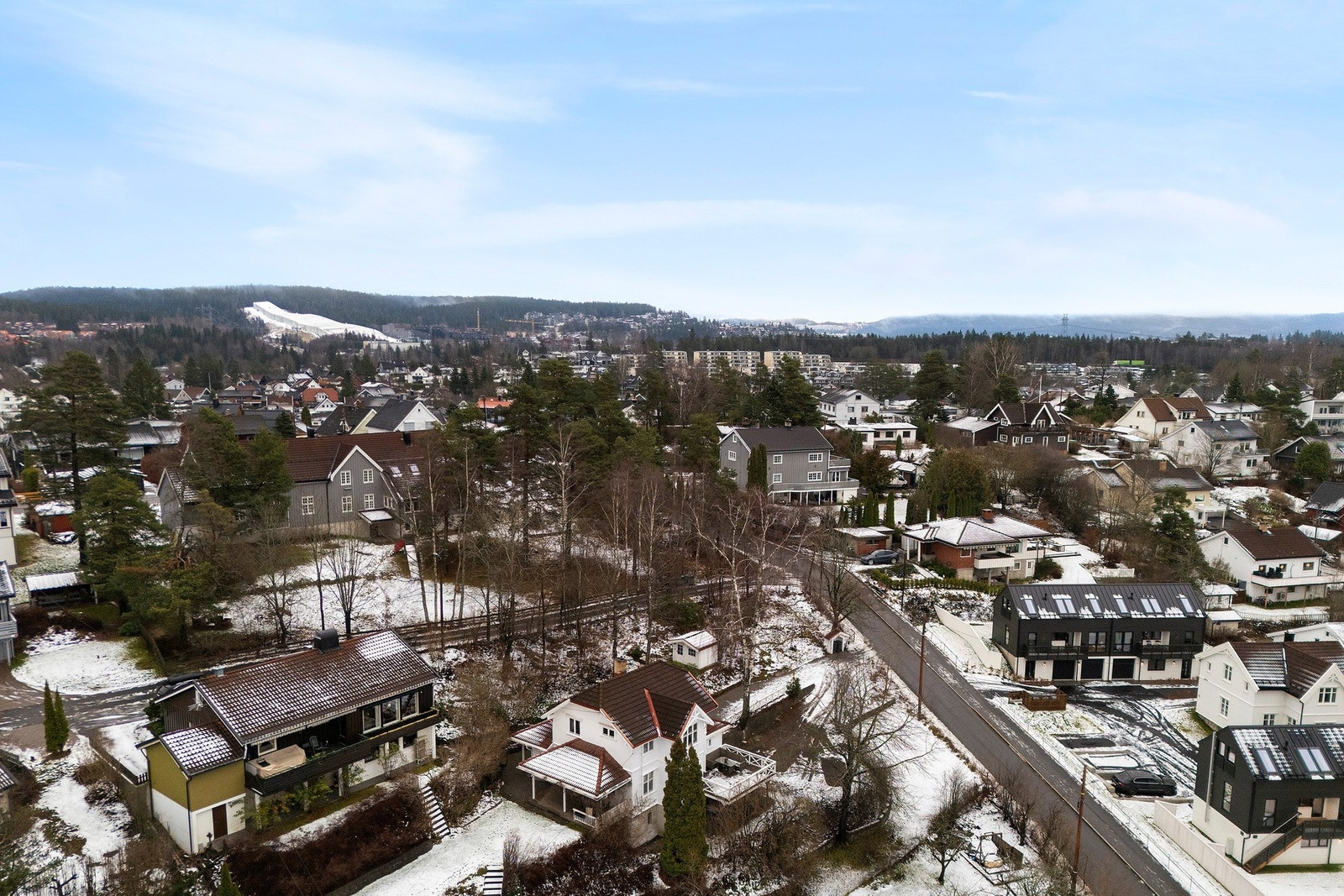 Sentralt, men med nærhet til marka og flotte rekreasjonsmuligheter. Galleribilde