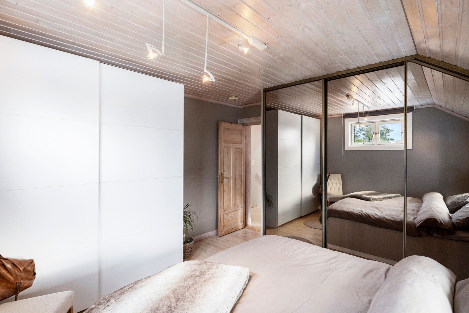 Lyse grå veggoverflater og panel i taket skaper en rolig og behagelig atmosfære. Galleribilde