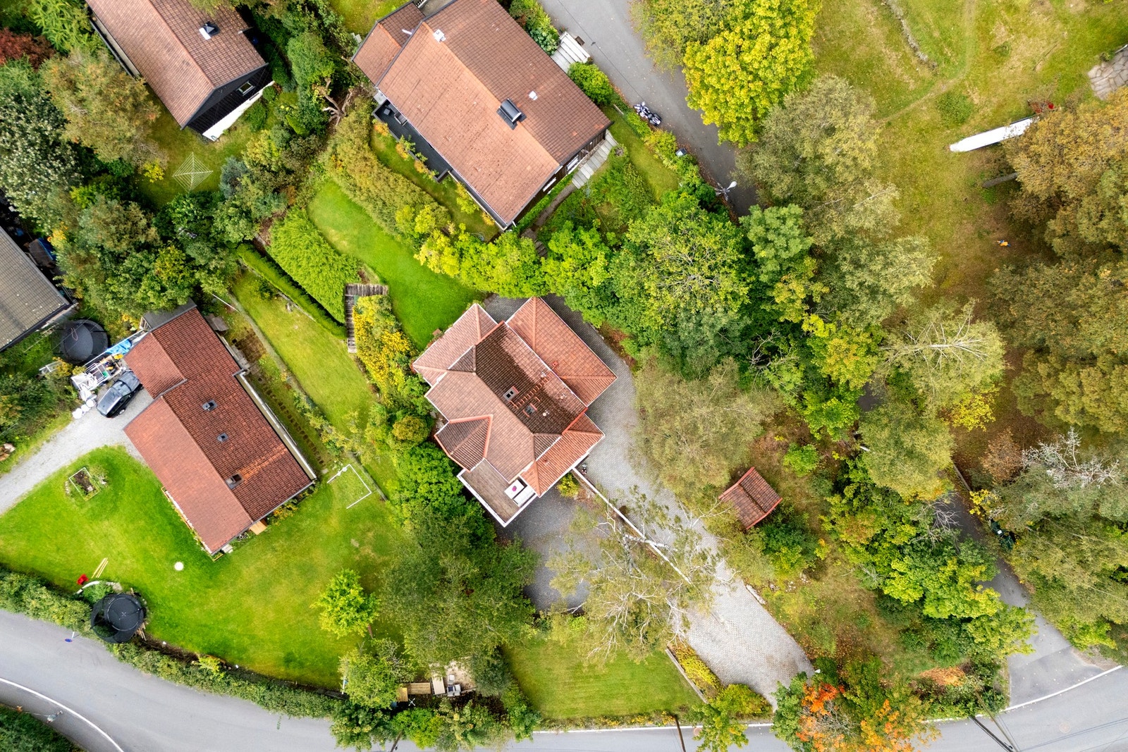 Tomten er på hele 1402m2 Galleribilde