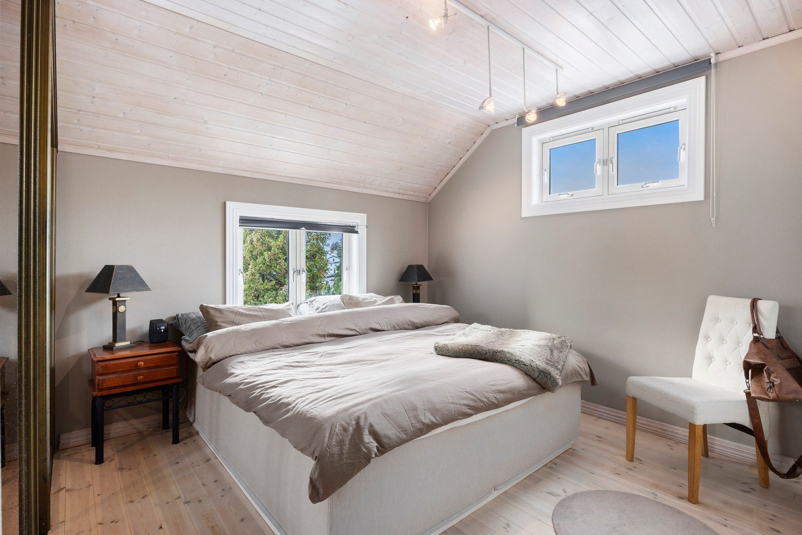 Hoved soverommet har god plass og rommer både seng og tilhørende møblement. Galleribilde