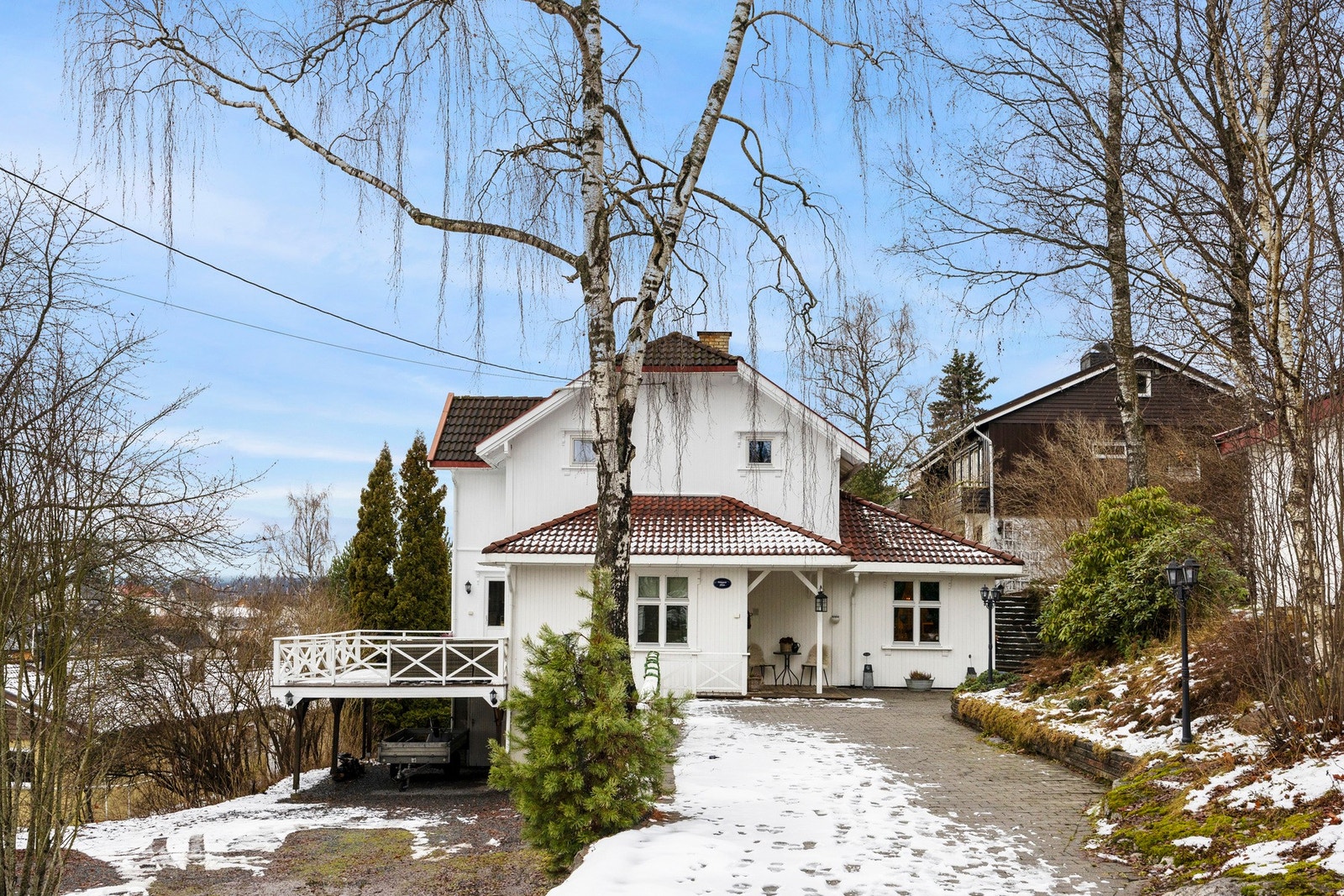 Camilla Therese Schrøder og Fareeba Rafee ved Din Lokale Eiendomsmegler EIE har gleden av å presentere Høybråtenveien 72B, en lys, attraktiv og innholdsrik enebolig med stor og solrik tomt på over 1,4 mål! Galleribilde