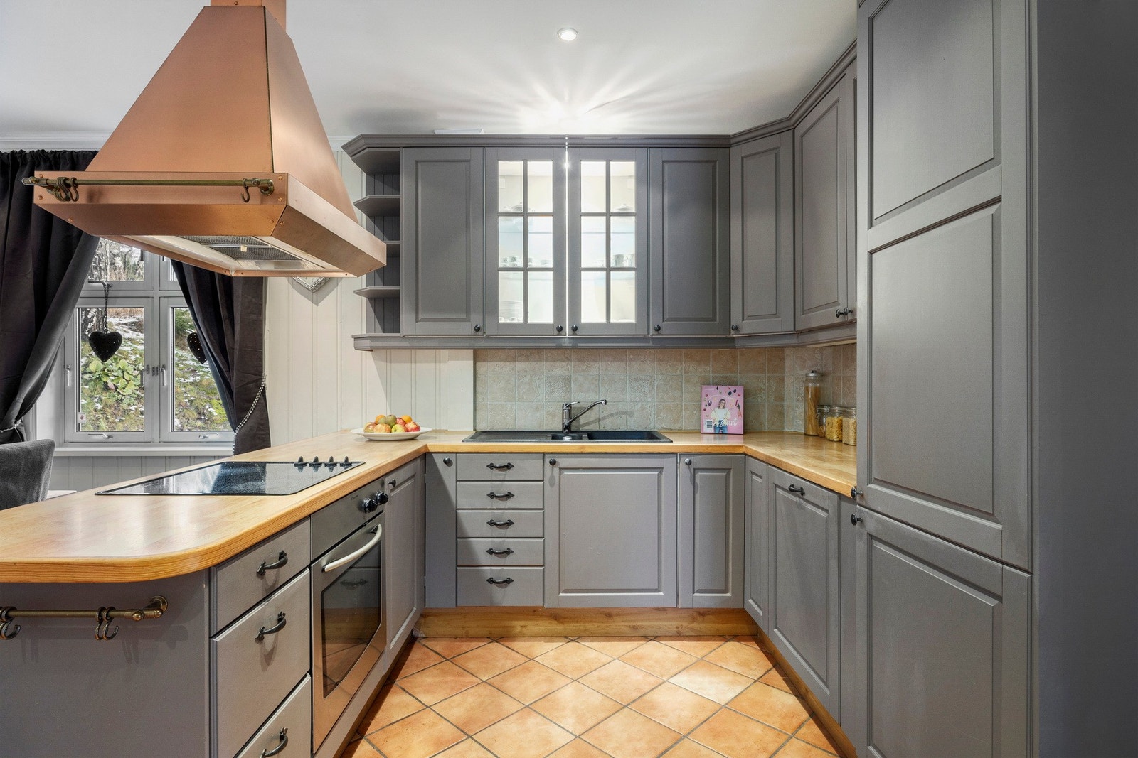 Her er det god skapplass og en praktisk arbeidsflyt som gjør både matlaging og hverdagsrutiner enklere. Galleribilde