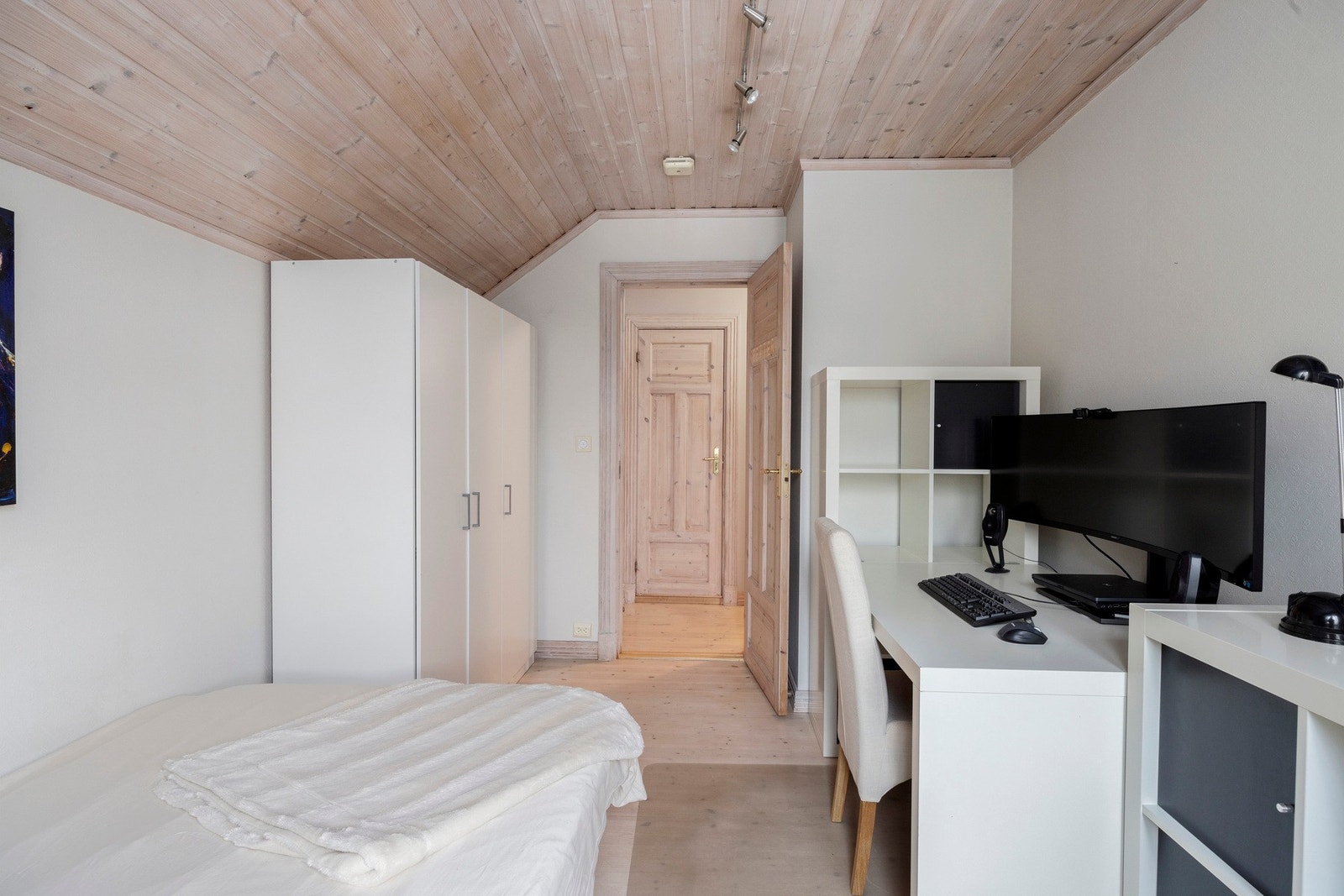 Rommet er av god størrelse og kan enkelt møbleres etter behov. Galleribilde