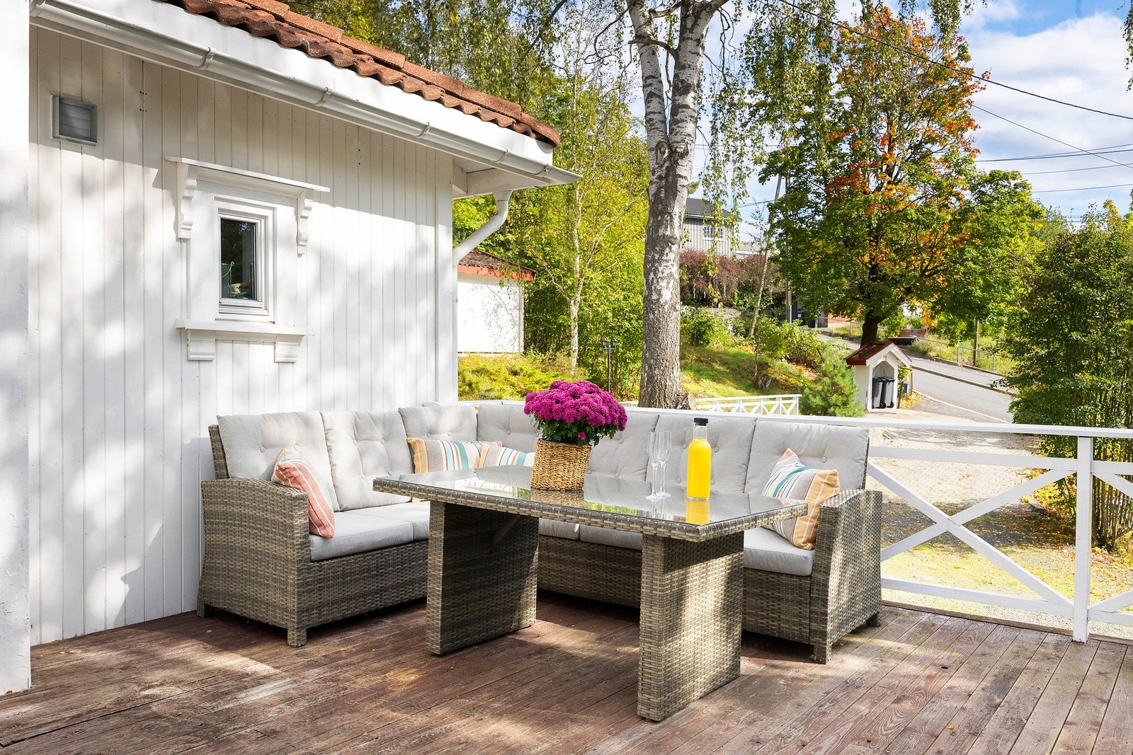 Veranda på hele 22 kvm - et herlig sted å nyte solen store deler av dagen. Galleribilde