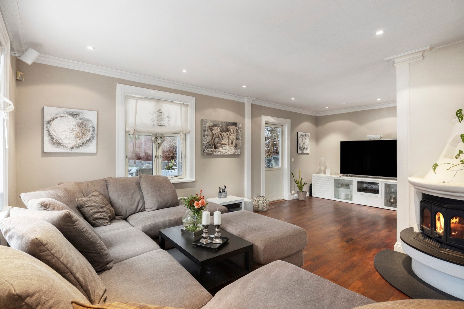 Store vindusflater gir rikelig med naturlig lys gjennom dagen og gir samtidig flott utsyn mot uteområdene. Galleribilde