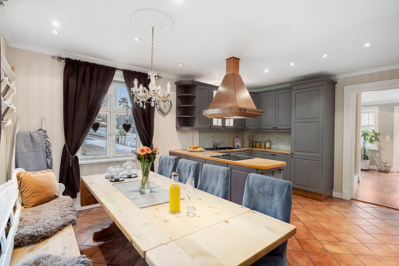 Flott kjøkken som byr på en fin kombinasjon av stil og funksjon, med profilerte fronter, laminert benkeplate og integrerte hvitevarer. Galleribilde