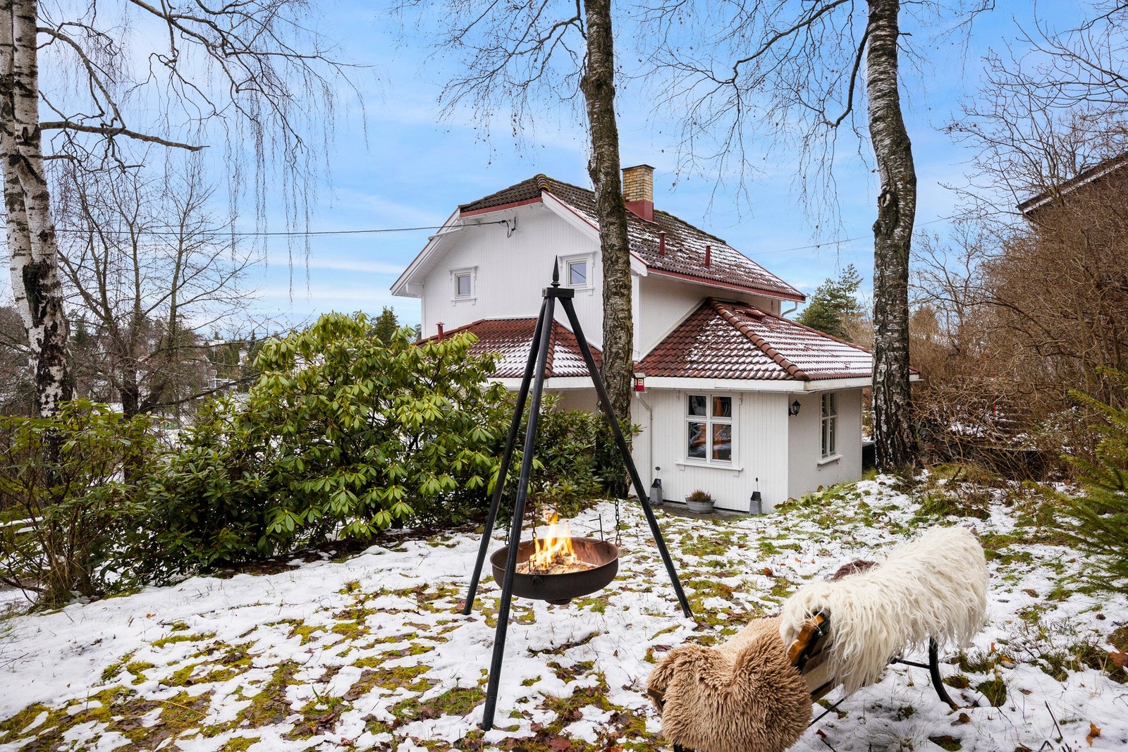 Den romslige uteplassen gir god plass for å kunne varte opp gjester. Her kan venner og familie samles til hyggelige sammenkomster. Galleribilde