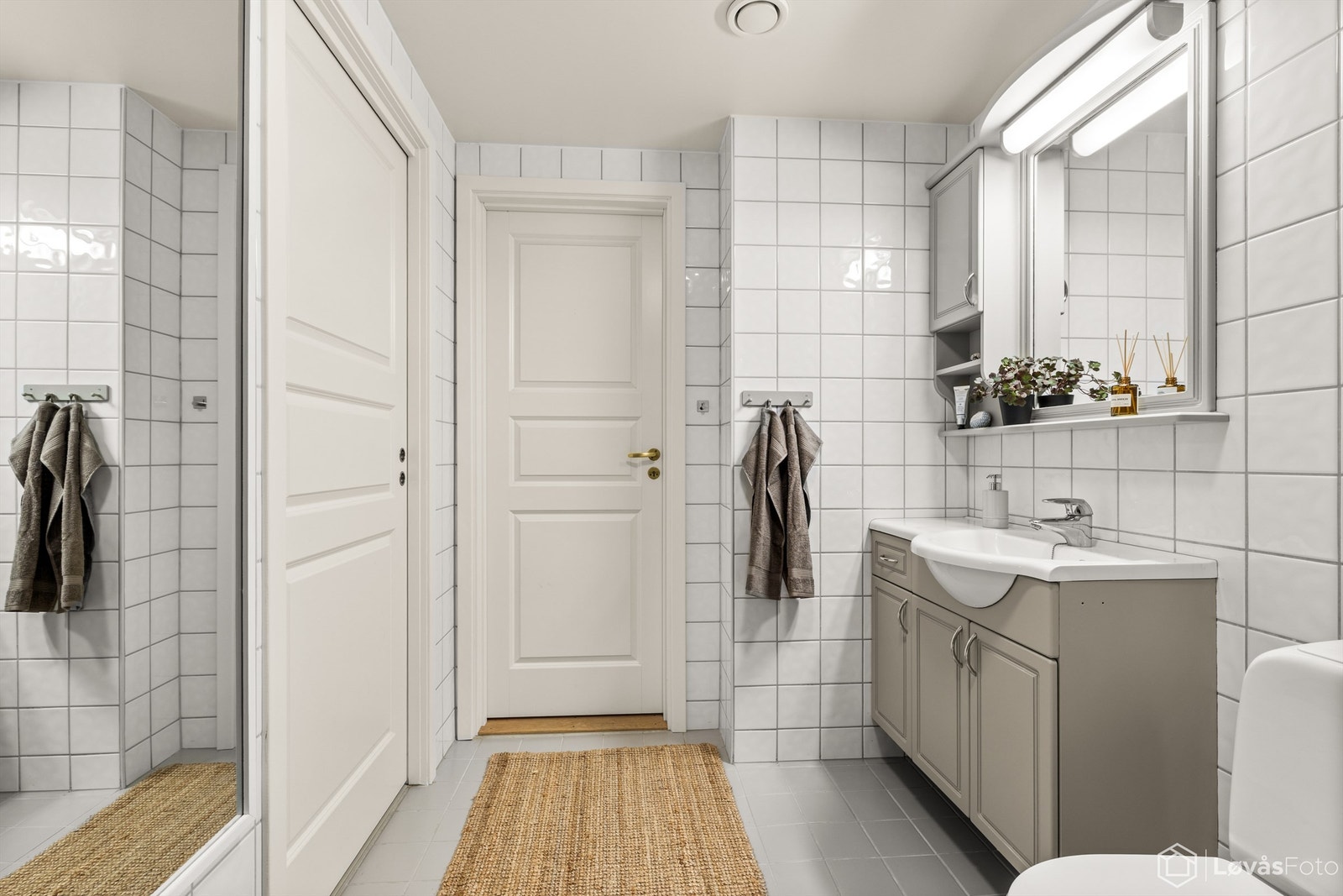 Baderom med flislagt gulv med gulvvarme. Flislagte vegger. Opplegg for vaskemaskin. Galleribilde