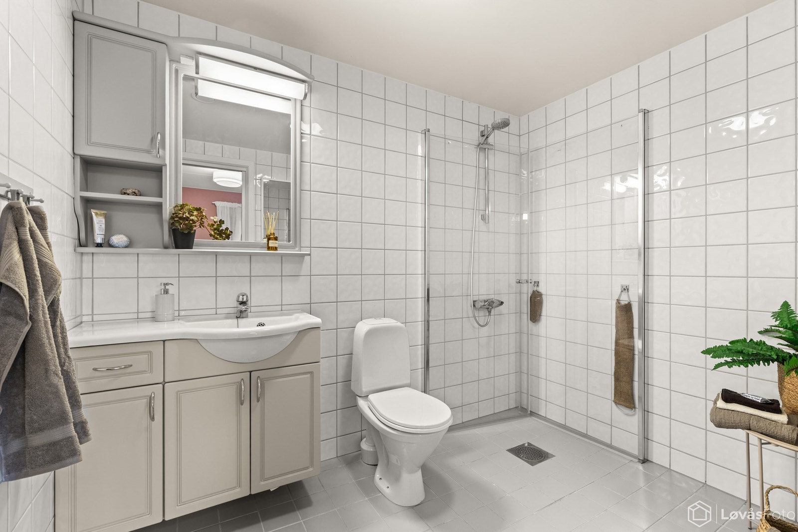 Praktiske dusjvegger, som frigjør plass når dusjen ikke er i bruk. Galleribilde