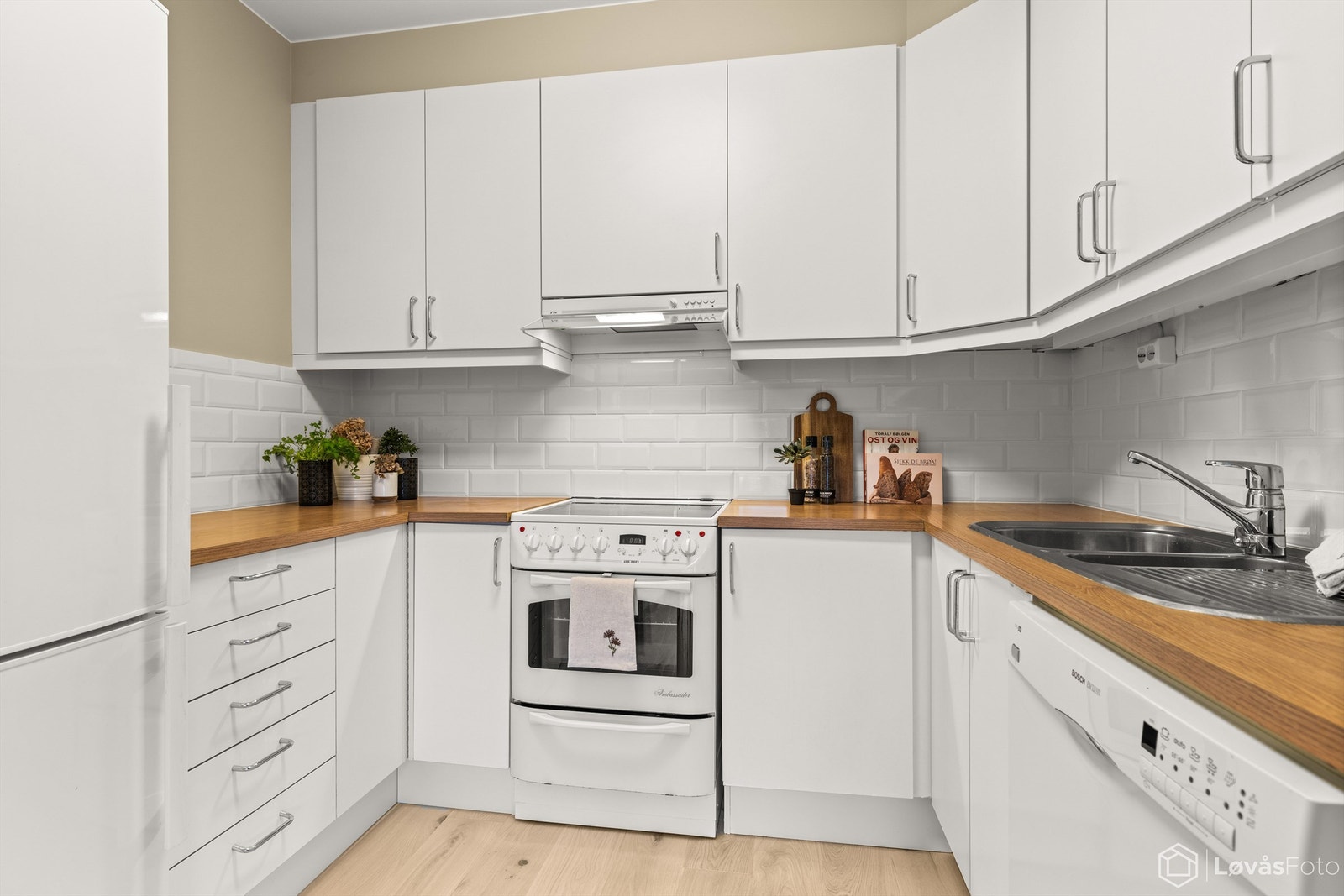 Delvis åpen kjøkkenløsning mot stuen. Galleribilde