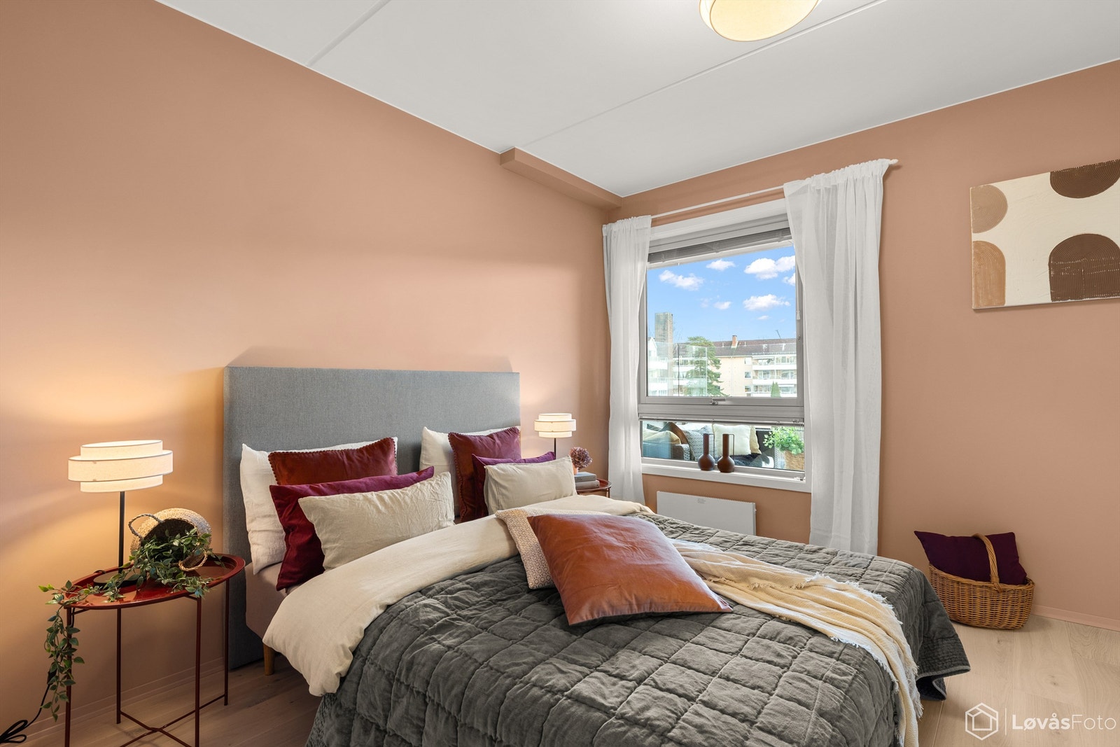 Lunt og romslig soverom med god skapplass. Galleribilde