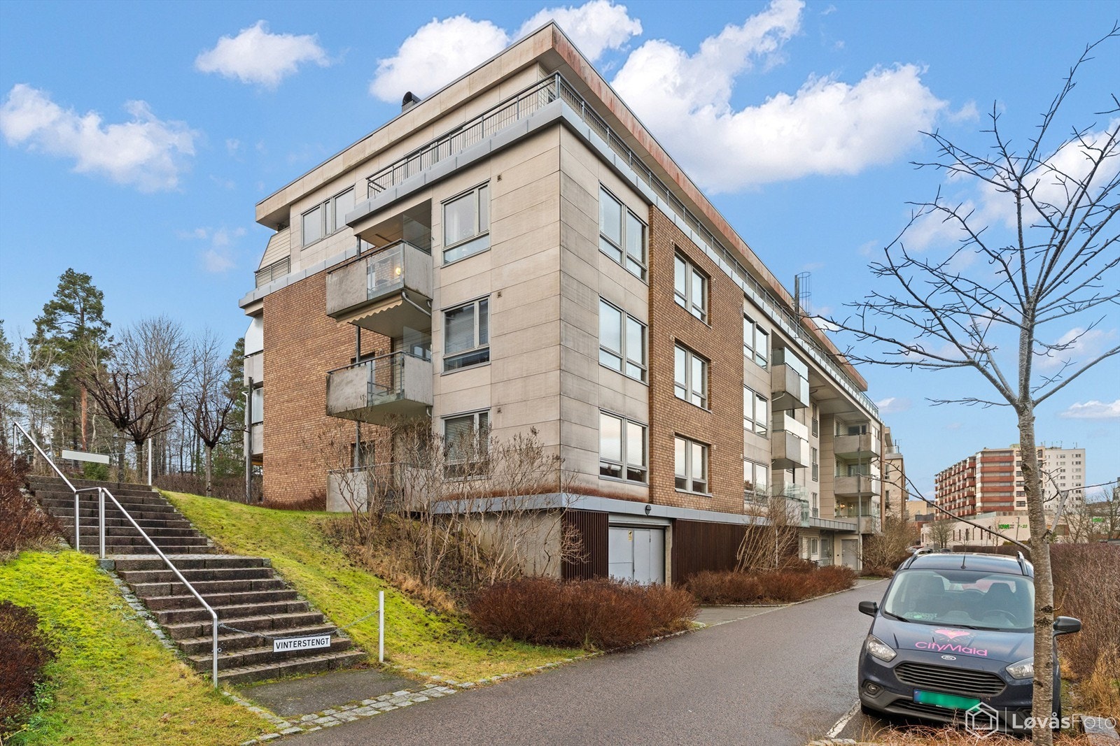 Nærhet til bl.a. store fri- og skogområder, lekeplasser, fritidstilbud, treningssentre, barnehager, skole, offentlig kommunikasjon og et rikt servicetilbud. Galleribilde