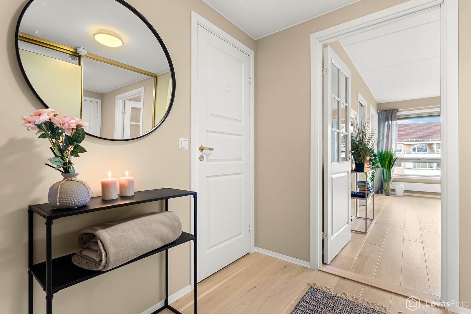 Felles adkomst via heis, fra grunnplanet. Velkommen inn i en lys og innbydende entré med praktisk speil, skyvedørsgarderobe som gir rikelig med oppbevaringsplass til yttertøy og sko. Galleribilde