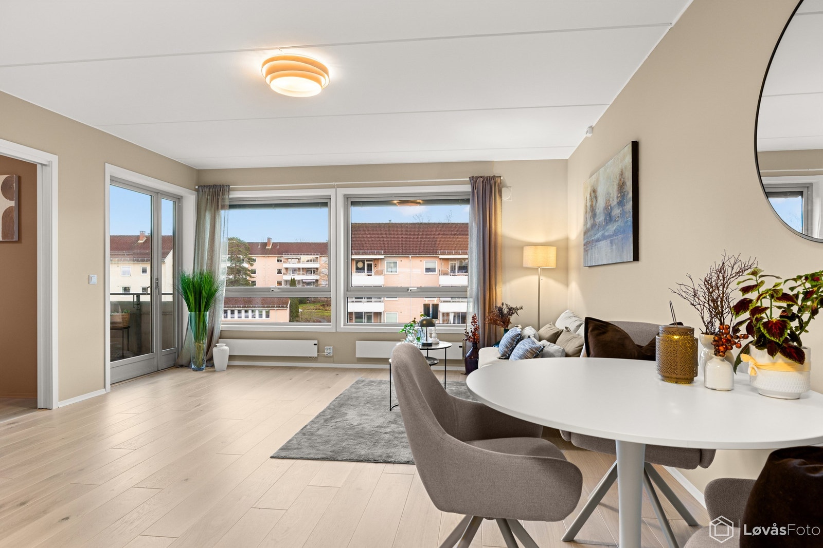 Den romslige stuen er hjertet av leiligheten - perfekt for både hverdagskos og sosiale sammenkomster. Galleribilde