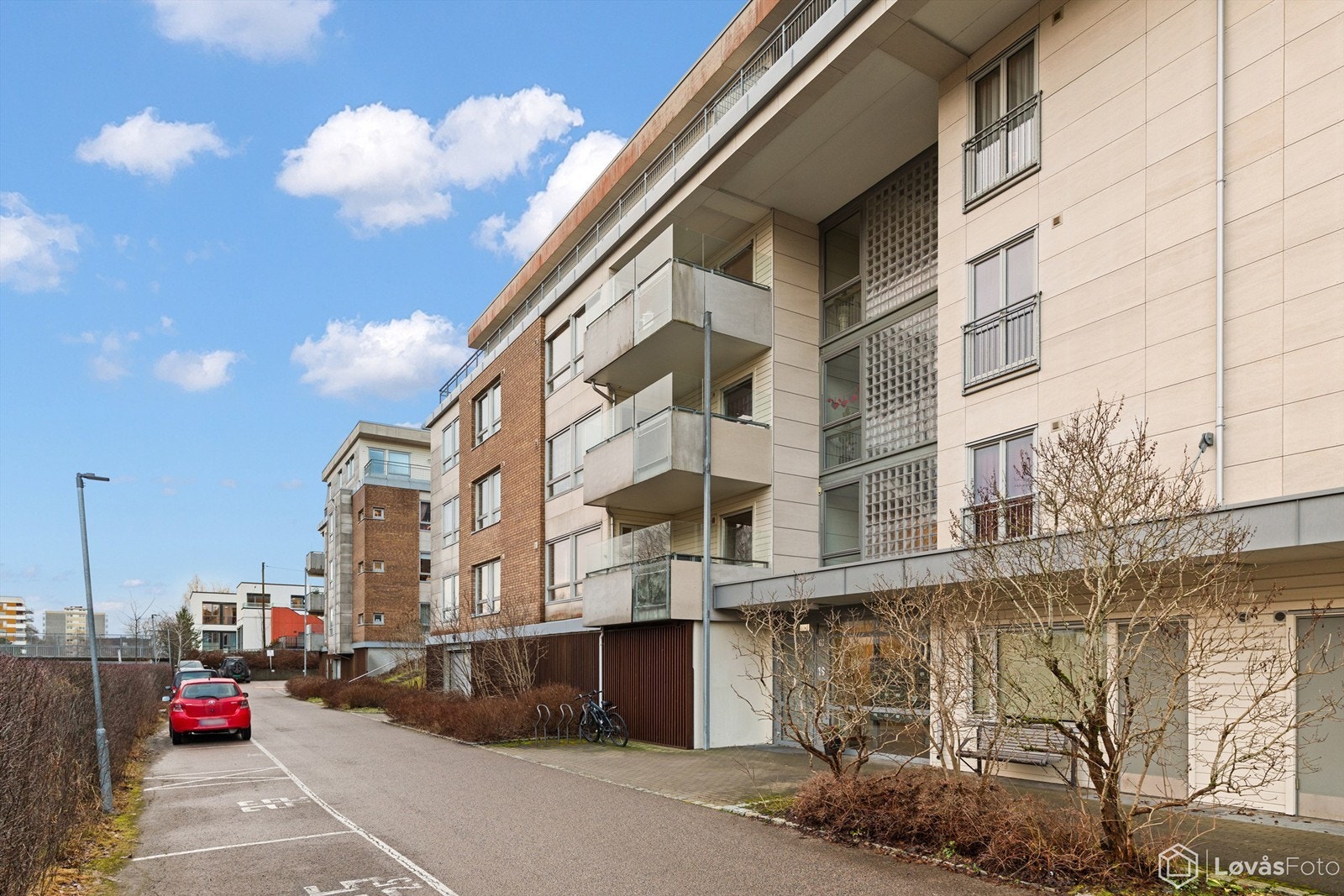 Beliggende sentralt og attraktivt til i populære Gamlehagen på Lambertseter, nær grensen til villabebyggelsen på Nordstrand. Gamlehagen er en liten blindvei og et trafikkskjermet boområde. Galleribilde