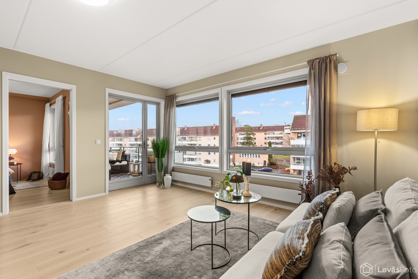 Fra stuen er det utgang til en hyggelig balkong på 8 kvm. Galleribilde