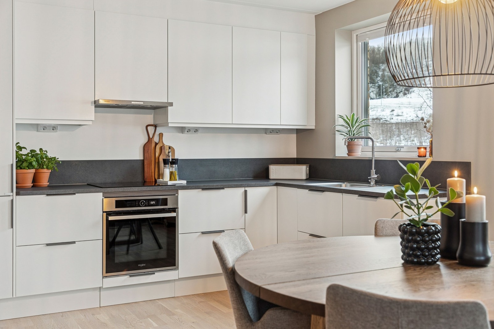Stilrent kjøkken fra byggeåret 2023 med moderne løsninger og mekanisk avtrekk. Galleribilde