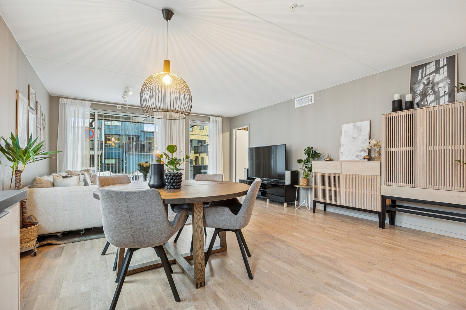 Stuen er malt i en lys, nøytral farge som gjør det lett å sette sitt personlige preg på rommet gjennom pynt og interiør. Galleribilde