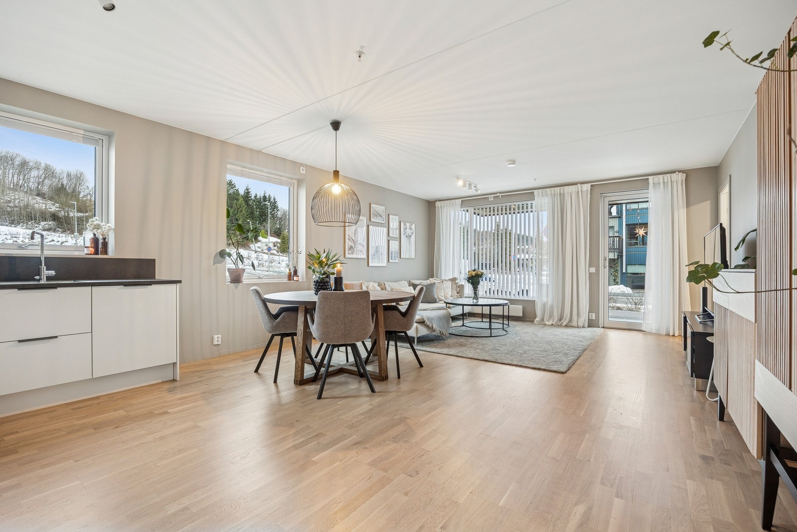 God takhøyde og store vindusflater som gir rikelig med naturlig lys. Galleribilde