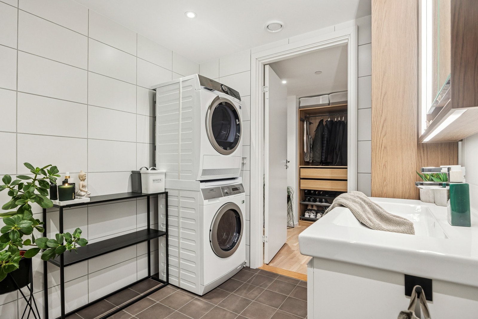 Praktisk opplegg for vaskemaskin på badet - funksjonelt og lett tilgjengelig. Galleribilde