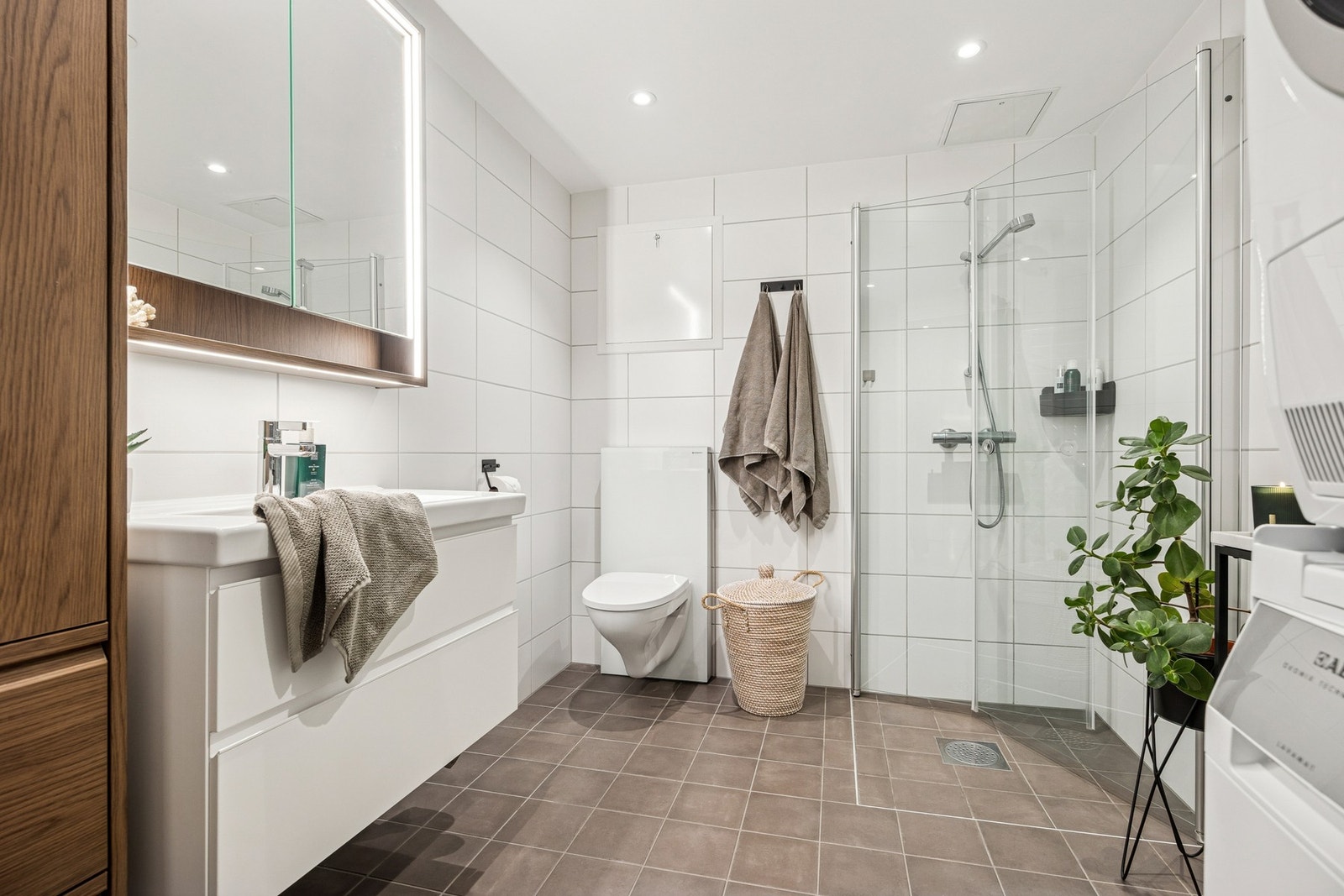 Stilrent og moderne bad oppført i 2023, med flislagte overflater, god romfølelse og høy teknisk kvalitet. Galleribilde