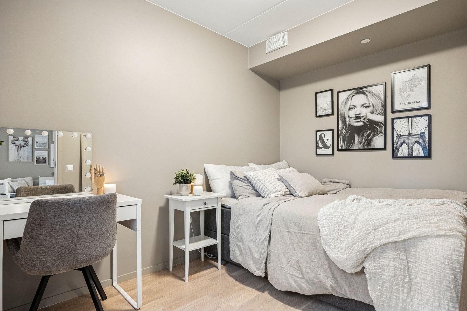 Soverom 2 på ca. 7,5 kvm har lyse og pene overflater. Galleribilde