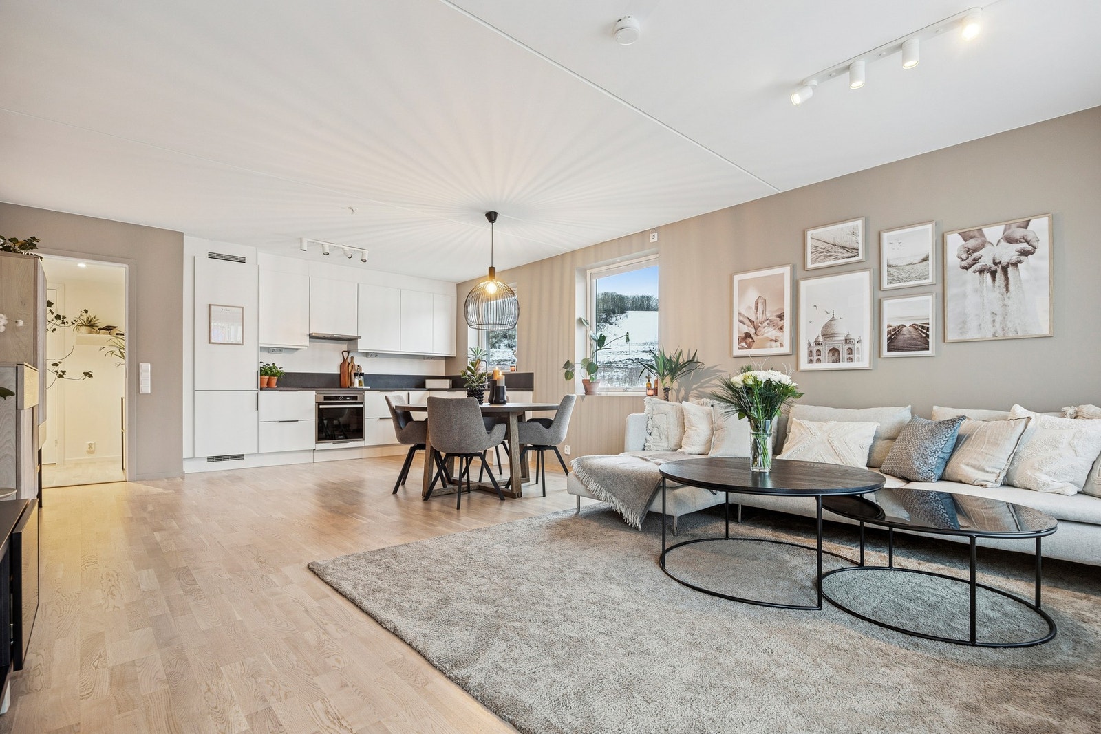 Stue og kjøkken ligger i åpen løsning og måler totalt 35kvm. Galleribilde