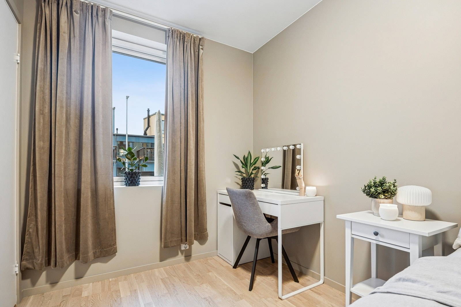 Fleksibelt rom som passer like godt til barn, hjemmekontor eller gjesterrom. Galleribilde