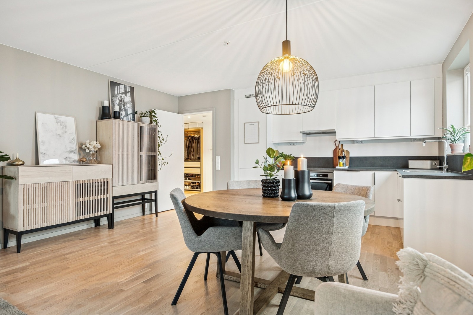 Leiligheten har balansert ventilasjon gir jevn temperatur og godt inneklima året rundt. Galleribilde