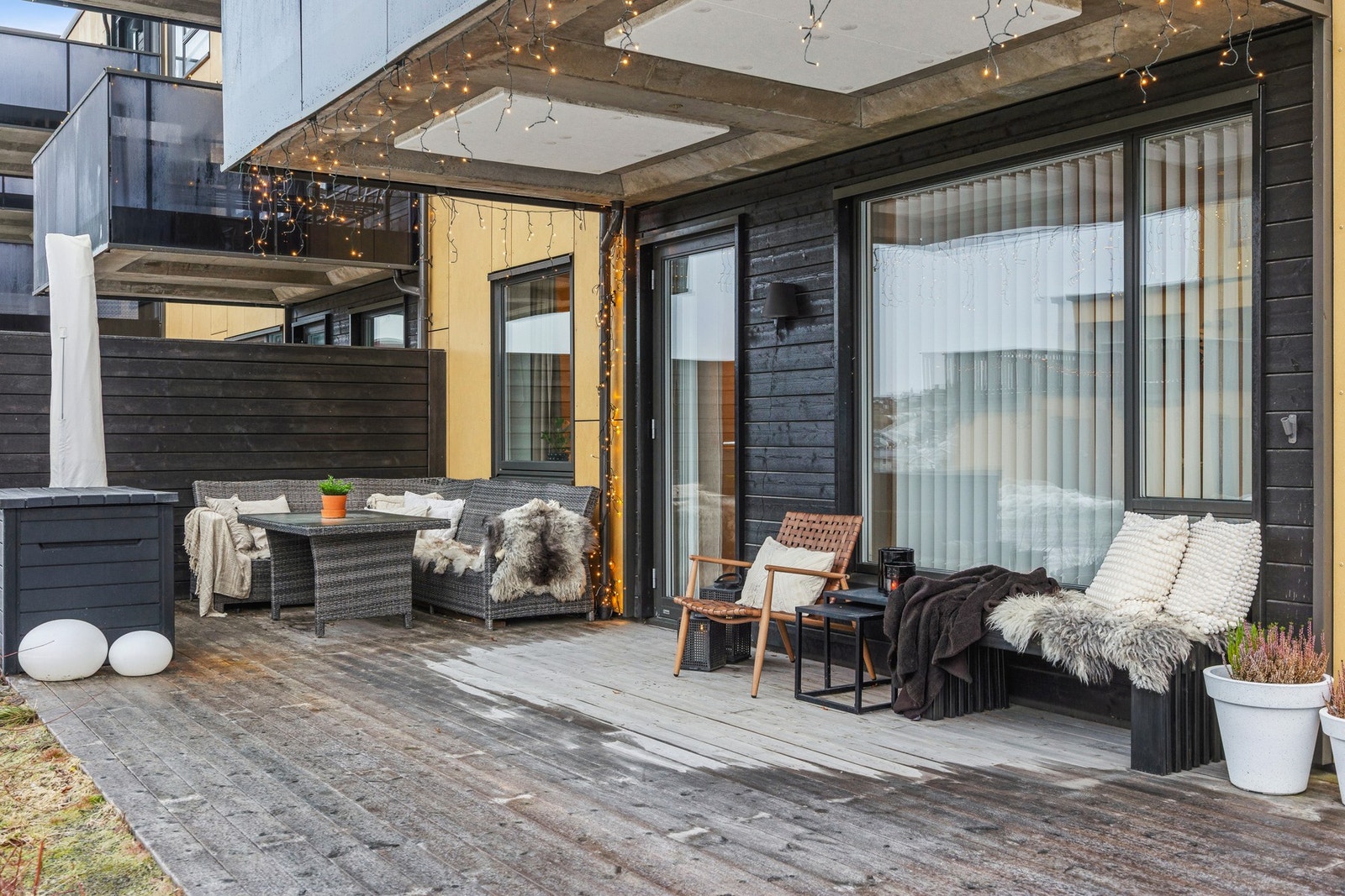 Leiligheten har en romslig markterrasse med direkte utgang fra stuen, perfekt for både avslapning og sosiale sammenkomster. Galleribilde