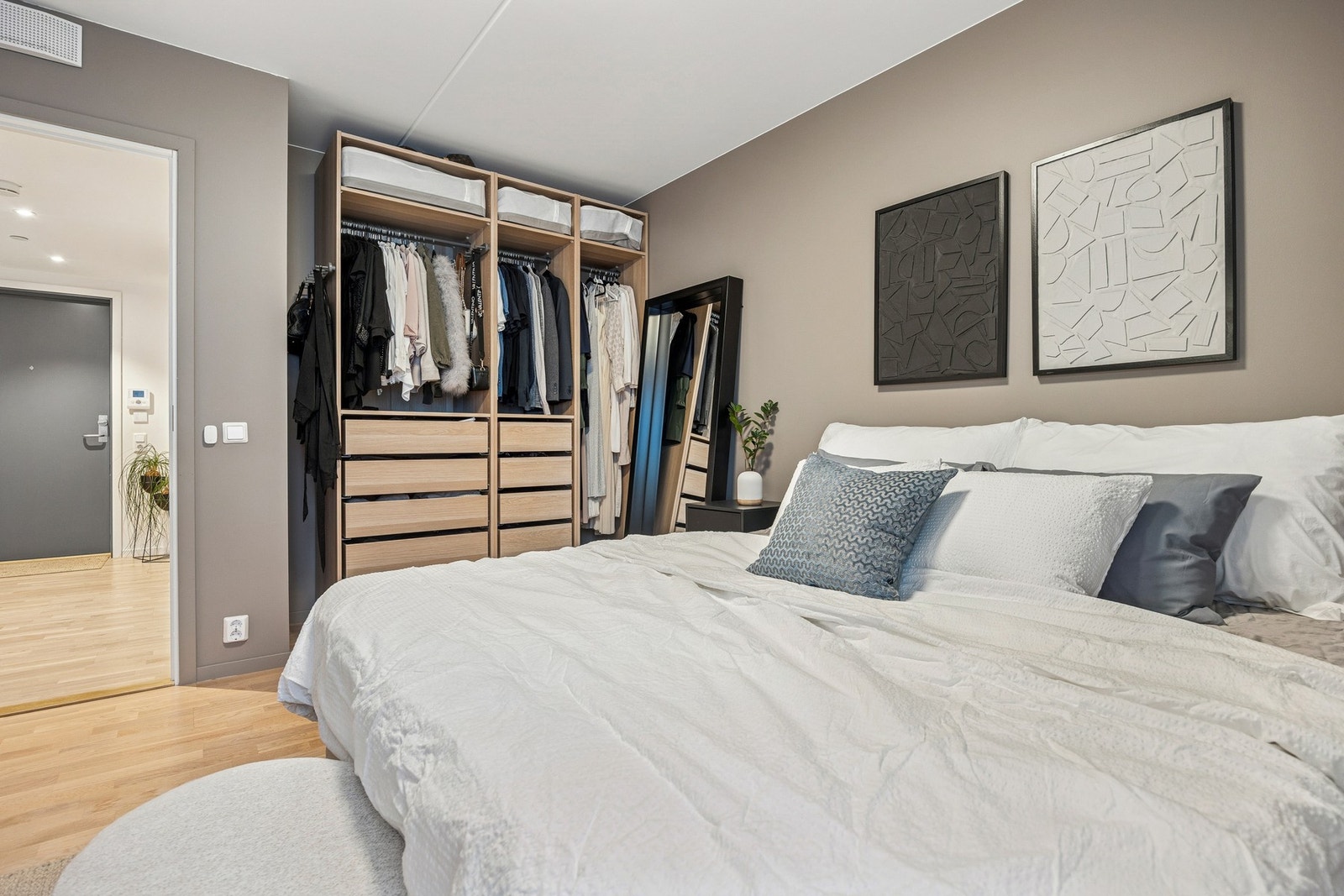 Stort og behagelig hovedsoverom på 13 kvm med plass til dobbeltseng og garderobe Galleribilde