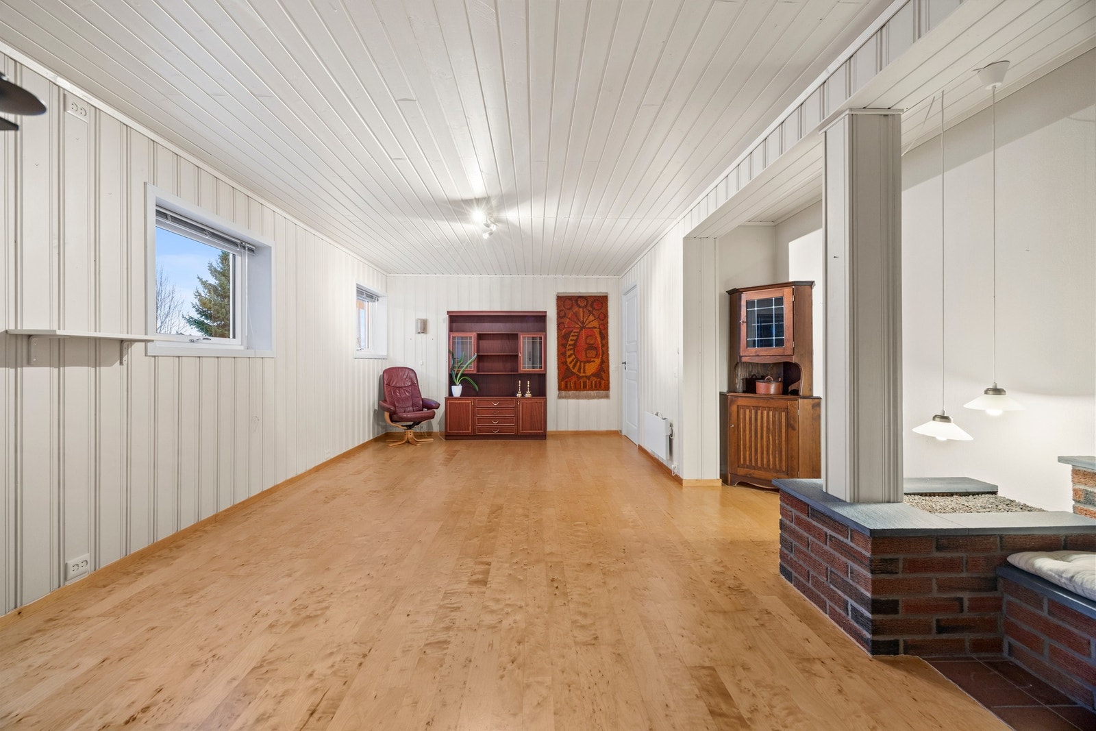 Hobbyrom omgjort til kjellerstue. Det foreligger ingen søknad om bruksendring og kjøper overtar risiko for dette. Galleribilde