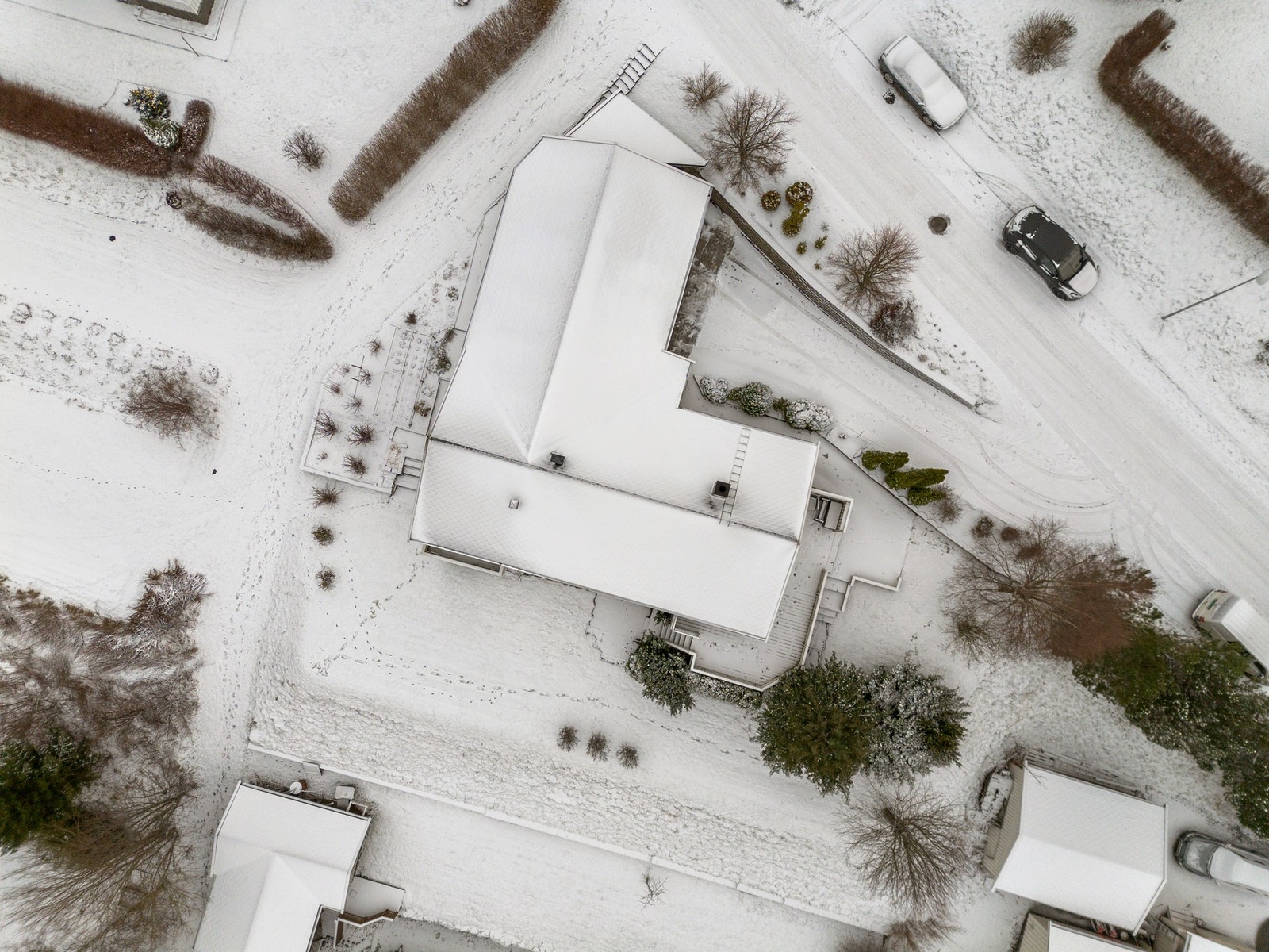Tomten er pent opparbeidet med busker og trær. Etablert trapper som fører deg mellom de ulike nivåene på tomten. Galleribilde