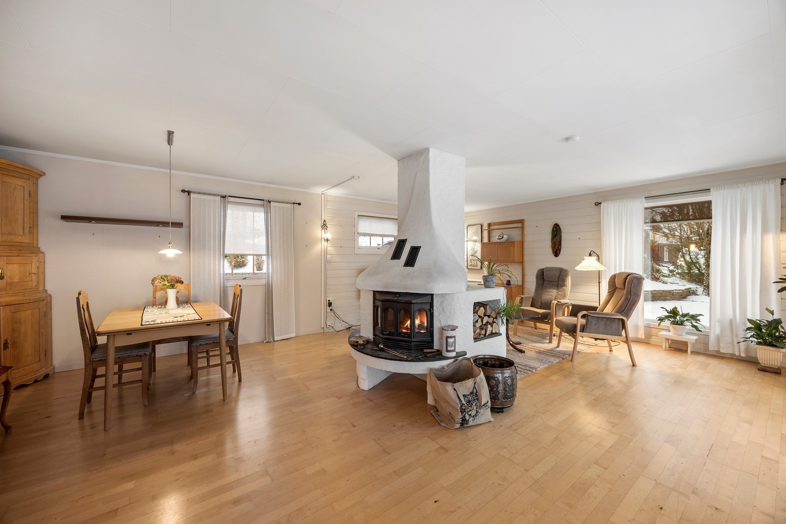 Boligen har oppvarming fra to varmepumper (2010 og 2011), vedfyring og elektrisitet Galleribilde
