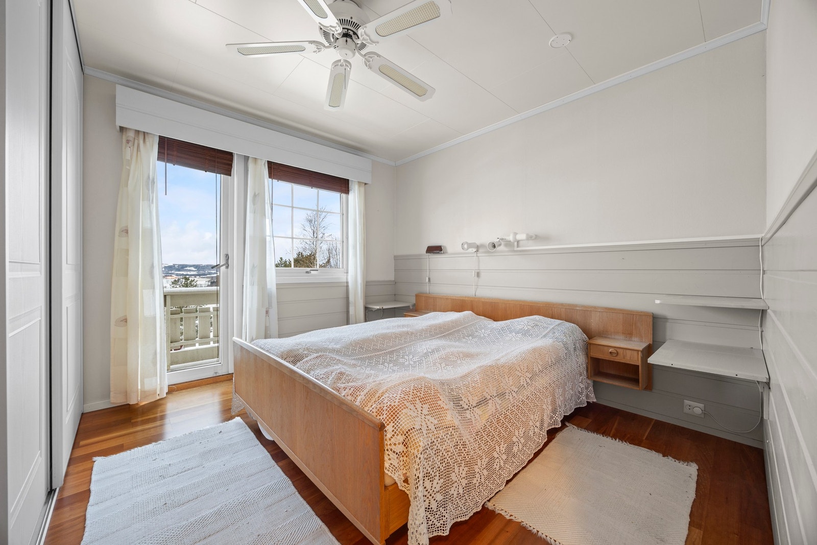 Hovedsoverom - 11 kvm. Det er plass til dobbeltseng, nattbord og garderobeskap. Dør ut til balkong på 4 kvm. Galleribilde