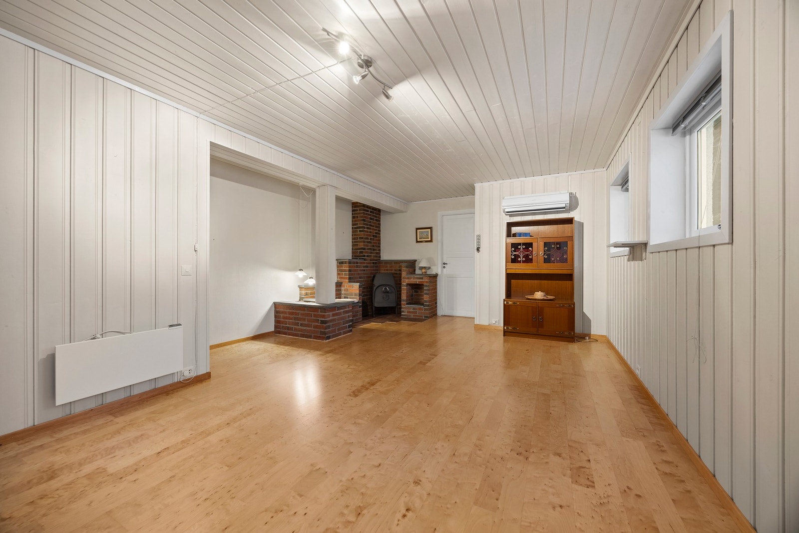 Det er oppvarming fra varmepumpe, elektrisitet og vedfyring i underetasjen også Galleribilde