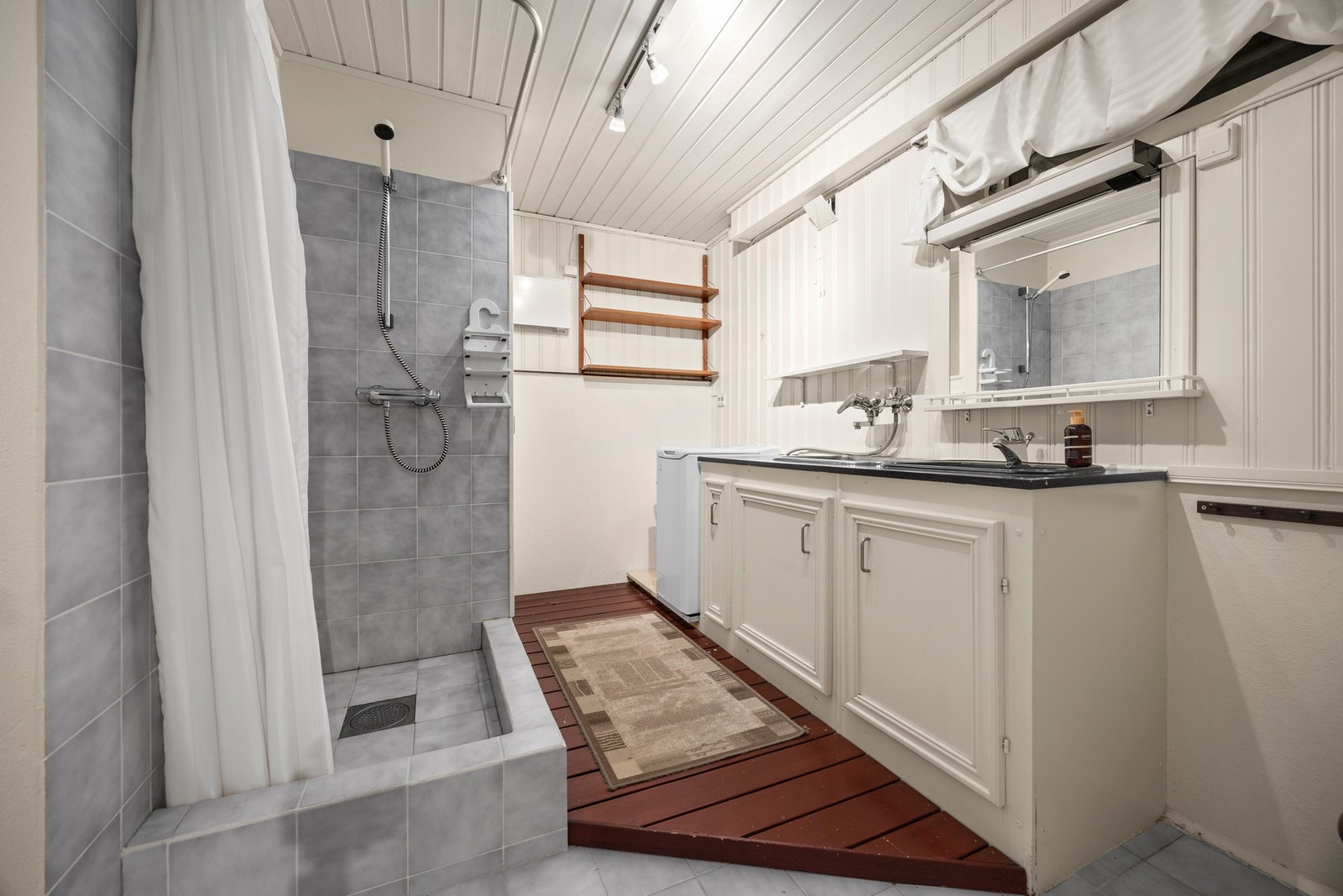 Bad/vaskerom - 6,5 kvm. Utstyrt med servantskap, dusj, toalett og opplegg for vaskemaskin. Galleribilde