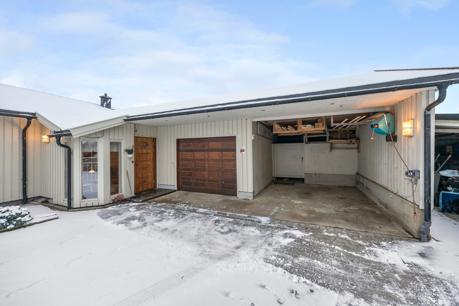 Inngangsparti med downlights. Garasje - 26 kvm. Carport med vedbod i bakkant. Galleribilde